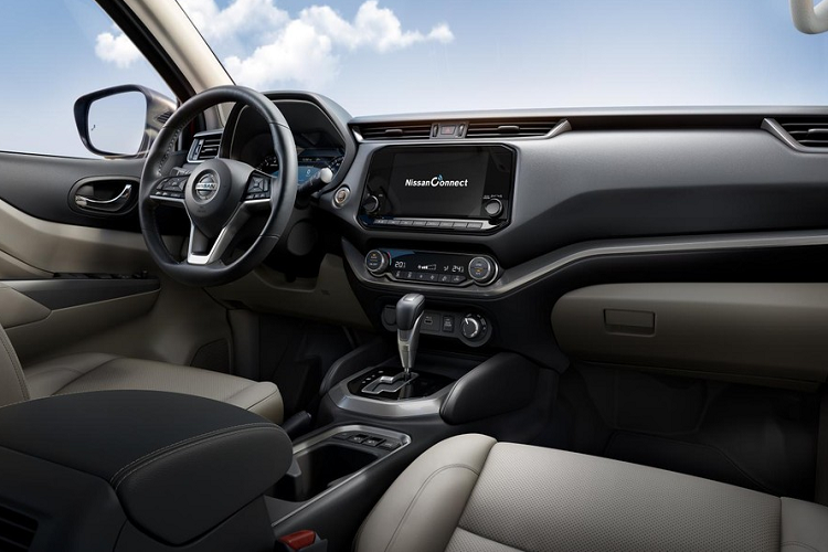 Đằng sau, mẫu SUV cỡ trung này được bổ sung đèn hậu nâng cấp và nẹp mạ crôm uốn cong, nằm trên logo của hãng Nissan cũng như tem chữ nổi "X-Terra". Tương tự phía trước, cản sau của xe cũng được cải tiến, đi kèm đèn phản quang rộng hơn Nissan Terra cũ. Khi mua Nissan X-Terra 2021, khách hàng Trung Đông có thể chọn vành hợp kim có đường kính 17 inch và 18 inch. Thêm vào đó là 7 màu sơn ngoại thất khác nhau.