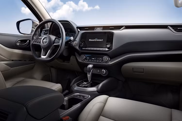 Đằng sau, mẫu SUV cỡ trung này được bổ sung đèn hậu nâng cấp và nẹp mạ crôm uốn cong, nằm trên logo của hãng Nissan cũng như tem chữ nổi "X-Terra". Tương tự phía trước, cản sau của xe cũng được cải tiến, đi kèm đèn phản quang rộng hơn Nissan Terra cũ. Khi mua Nissan X-Terra 2021, khách hàng Trung Đông có thể chọn vành hợp kim có đường kính 17 inch và 18 inch. Thêm vào đó là 7 màu sơn ngoại thất khác nhau.