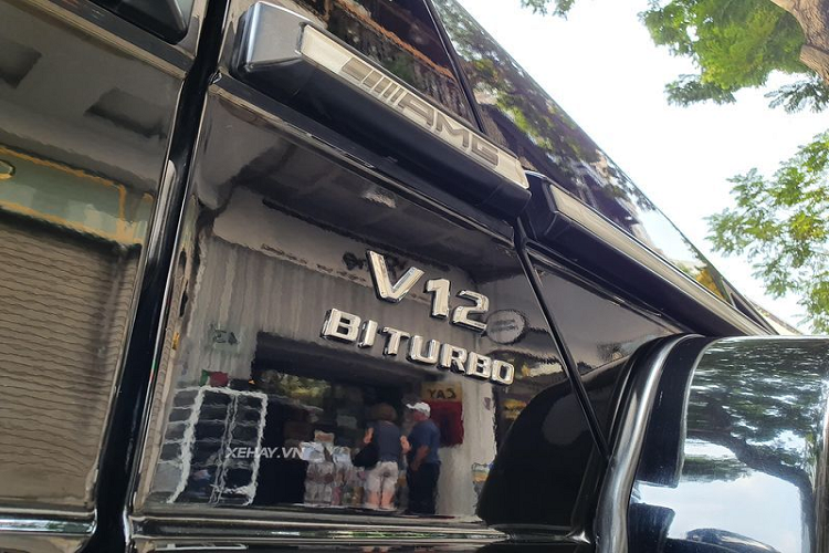 Cận cảnh bộ mâm 5 chấu AMG và cùm phanh màu đỏ nổi bật. Logo V12 Biturbo được gắn ở nhiều vị trí trên xe