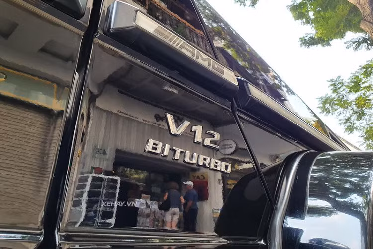 Cận cảnh bộ mâm 5 chấu AMG và cùm phanh màu đỏ nổi bật. Logo V12 Biturbo được gắn ở nhiều vị trí trên xe