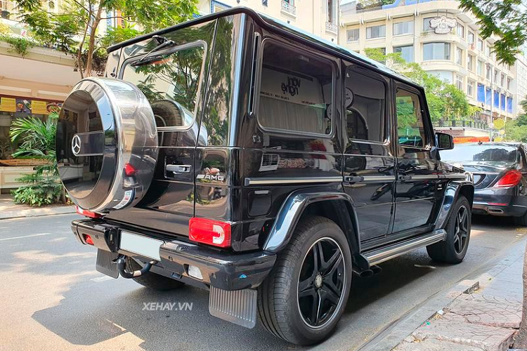Mercedes-Benz G65 AMG sở hữu ngoại hình bệ vệ với trọng lượng lên tới 2,8 tấn. Do đó, xe được trang bị động cơ khủng V12 Biturbo 6.0L với công suất đầu ra 621 mã lực và 1.000 Nm mô-men xoắn cực đại. Đi kèm với hộp số tự động 7 cấp. Từ đó, thời gian tăng tốc từ 0 - 100km/h của G65 AMG chỉ là 5,3 giây trước khi đạt vận tốc tối đa 228 km/h.