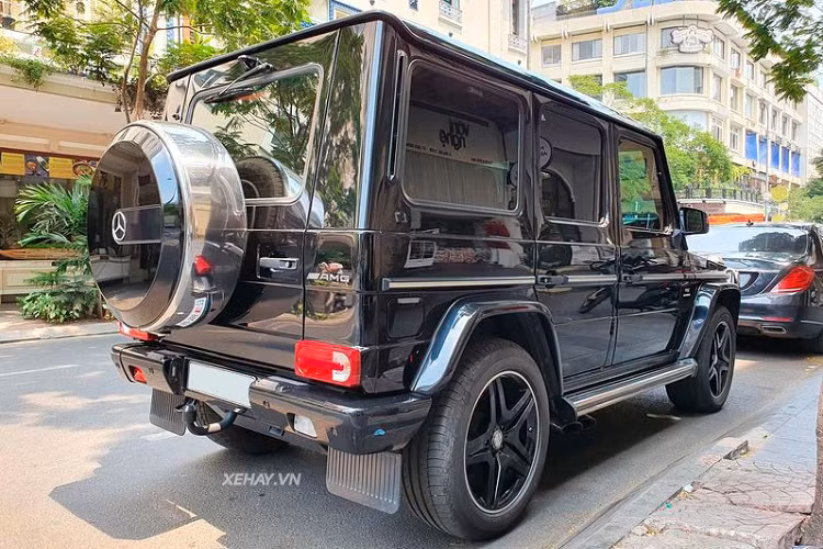 Mercedes-Benz G65 AMG sở hữu ngoại hình bệ vệ với trọng lượng lên tới 2,8 tấn. Do đó, xe được trang bị động cơ khủng V12 Biturbo 6.0L với công suất đầu ra 621 mã lực và 1.000 Nm mô-men xoắn cực đại. Đi kèm với hộp số tự động 7 cấp. Từ đó, thời gian tăng tốc từ 0 - 100km/h của G65 AMG chỉ là 5,3 giây trước khi đạt vận tốc tối đa 228 km/h.