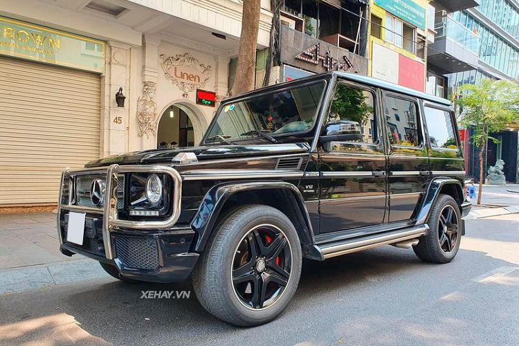Về thiết kế ngoại thất, cũng giống như các mẫu G-Class khác, G65 AMG mang trong mình ADN thiết kế cổ điển và vuông vức, đúng chuẩn xe nhà binh.