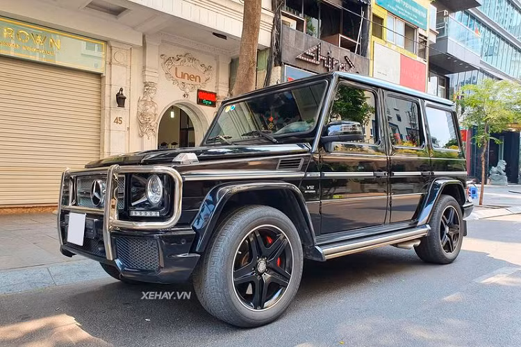 Về thiết kế ngoại thất, cũng giống như các mẫu G-Class khác, G65 AMG mang trong mình ADN thiết kế cổ điển và vuông vức, đúng chuẩn xe nhà binh.