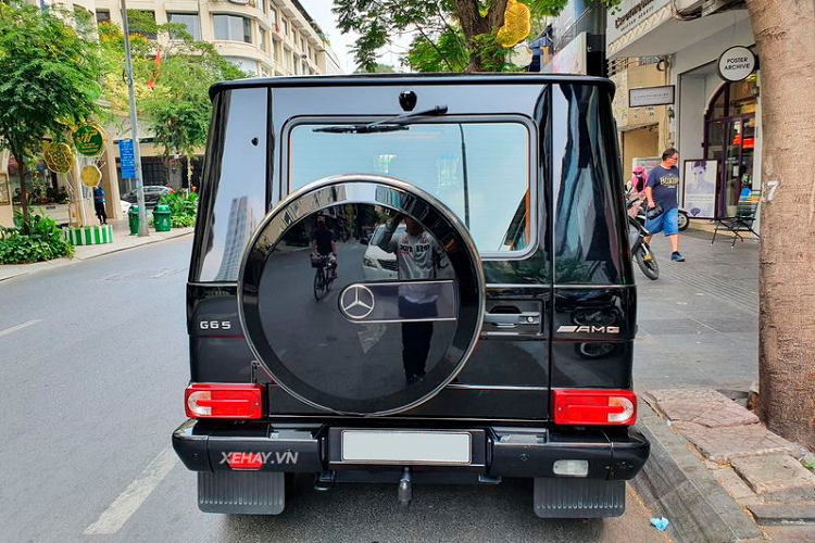 Chiếc Mercedes-Benz G65 AMG hàng hiếm được đưa về nước hồi đầu năm 2018. Theo tìm hiểu, "Ông vua địa hình" G65 AMG từng thuộc sở hữu của một doanh nhân nổi tiếng đất Hà Thành. Thời gian gần đây, chiếc xe này lại liên tục bị bắt gặp khi đang lăn bánh ở TP HCM.