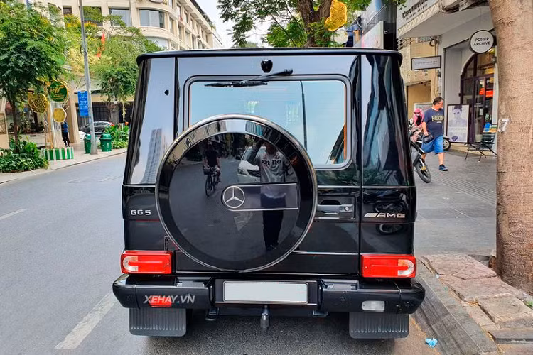 Chiếc Mercedes-Benz G65 AMG hàng hiếm được đưa về nước hồi đầu năm 2018. Theo tìm hiểu, "Ông vua địa hình" G65 AMG từng thuộc sở hữu của một doanh nhân nổi tiếng đất Hà Thành. Thời gian gần đây, chiếc xe này lại liên tục bị bắt gặp khi đang lăn bánh ở TP HCM.