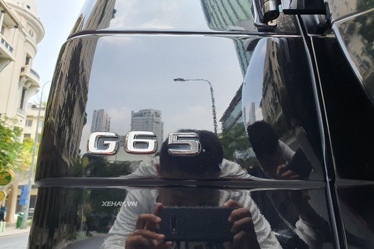 Là một mẫu xe địa hình thực thụ, phía đuôi của G65 AMG được gắn thêm một móc kéo nhô ra bên ngoài phụ trách nhiệm vụ kéo hàng khi cần thiết. Ngoài ra, xe cũng được trang bị một lốp sơ-cua gắn ngay trên cửa hậu. Thời điểm năm 2016, sau khi thuế tiêu thụ đặc biệt tăng mạnh, giá xe Mercedes-Benz G65 AMG lên tới 16,5 tỷ đồng tại Việt Nam.