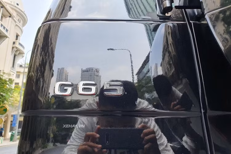 Là một mẫu xe địa hình thực thụ, phía đuôi của G65 AMG được gắn thêm một móc kéo nhô ra bên ngoài phụ trách nhiệm vụ kéo hàng khi cần thiết. Ngoài ra, xe cũng được trang bị một lốp sơ-cua gắn ngay trên cửa hậu. Thời điểm năm 2016, sau khi thuế tiêu thụ đặc biệt tăng mạnh, giá xe Mercedes-Benz G65 AMG lên tới 16,5 tỷ đồng tại Việt Nam.