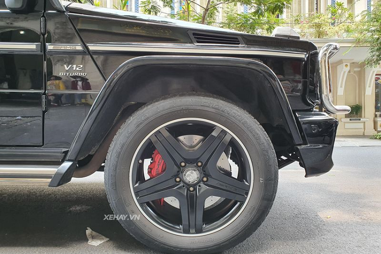 Tuy vậy, để phân biệt với các phiên bản thấp hơn, G65 AMG sở hữu thêm nhiều trang bị nổi bật như lưới tản nhiệt mạ chrome sáng, logo V12 Biturbo được gắn ở nhiều vị trí trên xe, bộ mâm thể thao 5 chấu AMG sơn đen mờ với kích thước 20 inch to bản, đi kèm lốp Continental...