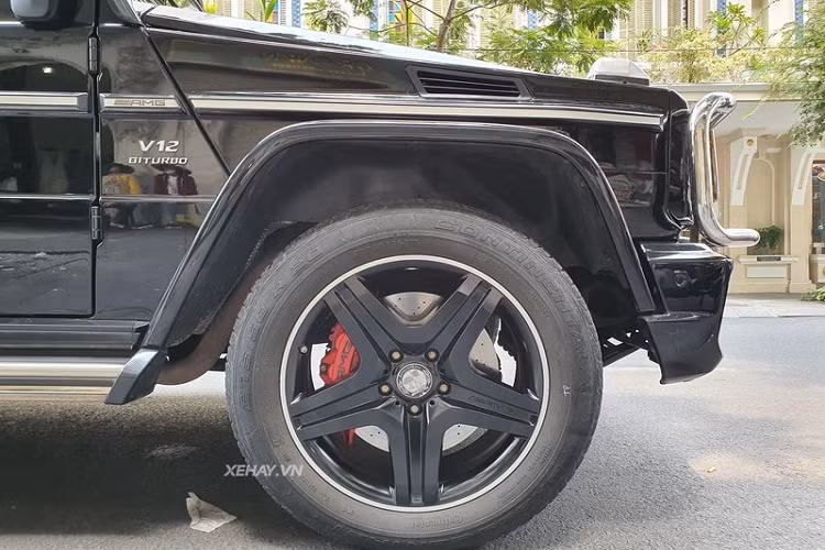 Tuy vậy, để phân biệt với các phiên bản thấp hơn, G65 AMG sở hữu thêm nhiều trang bị nổi bật như lưới tản nhiệt mạ chrome sáng, logo V12 Biturbo được gắn ở nhiều vị trí trên xe, bộ mâm thể thao 5 chấu AMG sơn đen mờ với kích thước 20 inch to bản, đi kèm lốp Continental...