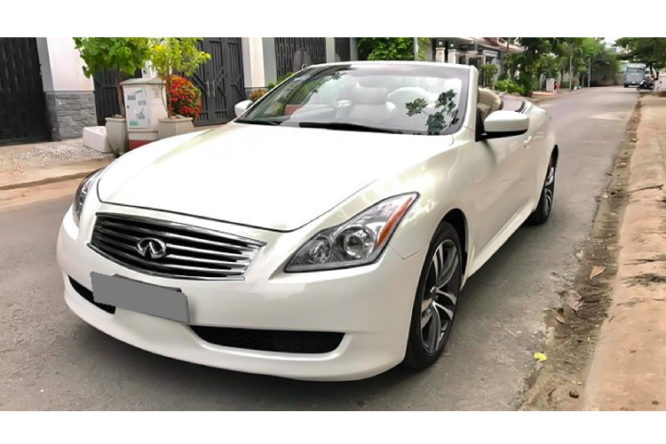 Chiếc xe sang Infiniti G37 biến thể mui trần (Convertible) này đang được rao bán thuộc đời đầu sản xuất năm 2008. Hiện tại xe đã lăn bánh được khoảng 87.000km và đang tìm chủ nhân mới. Có thể nói, số lượng xe Infiniti G37 tại Việt Nam không nhiều, trong khi phiên bản mui trần này cũng khá hiếm.
