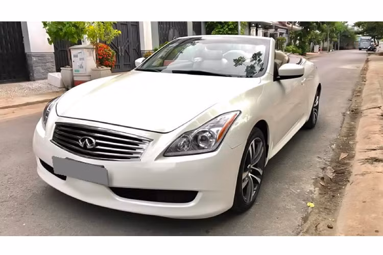 Chiếc xe sang Infiniti G37 biến thể mui trần (Convertible) này đang được rao bán thuộc đời đầu sản xuất năm 2008. Hiện tại xe đã lăn bánh được khoảng 87.000km và đang tìm chủ nhân mới. Có thể nói, số lượng xe Infiniti G37 tại Việt Nam không nhiều, trong khi phiên bản mui trần này cũng khá hiếm.