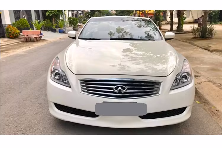 Thoạt nhìn, Infiniti G37 2008 mui trần mang phong cách thiết kế với nhiều đường nét mềm mại với nhiều điểm tương đồng với biến thể Coupe (G37 Coupe). Thậm chí nó còn hấp dẫn và quyến rũ hơn.