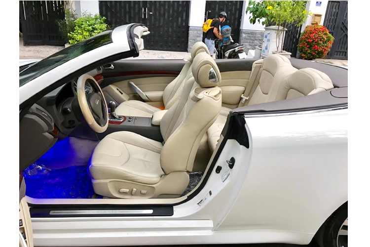 Tuy nhiên, việc tìm mua lại bộ mâm “zin” theo xe là một chuyện không khó. Chiếc mui trần mang thương hiệu xa xỉ của hãng xe Nissan được trang bị mui cứng ghép thành 3 mảnh có thời gian đóng mở trong khoảng thời gian 30 giây.