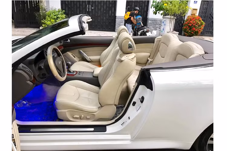 Tuy nhiên, việc tìm mua lại bộ mâm “zin” theo xe là một chuyện không khó. Chiếc mui trần mang thương hiệu xa xỉ của hãng xe Nissan được trang bị mui cứng ghép thành 3 mảnh có thời gian đóng mở trong khoảng thời gian 30 giây.