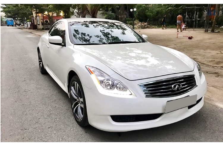 Nội thất G37 mui trần mang thiết kế sang trọng thoải mái để nâng cao trải nghiệm cho người dùng. Bảng táp-lô mang phong cách “double wave” (sóng đôi) đặc trưng của thương hiệu Infiniti. Trang bị đèn LED trang trí nội thất màu trắng và tím, ghế ngồi (kiểu 2+2), vô lăng, táp-pi cửa được bọc da cao cấp. Hàng ghế trước chỉnh điện 8 hướng, và được thiết kế để trượt linh động ra vào hàng ghế thứ 2, điều hoà tự động và hơn nữa,...