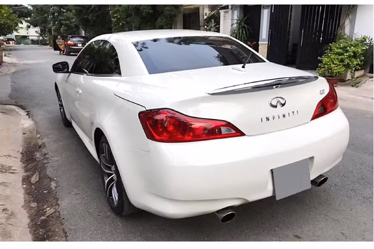 Biến thể mui trần của dòng G37 sử dụng chung động cơ xăng V6 dung tích 3.7L hút khí nhiên (mã VQ37) với biến thể Coupe. Động cơ V6 này cho công suất tối đa 325 mã lực tại 7.000 vòng/phút và mô-men xoắn cực đại 362Nm tại 5.200 vòng/phút, đạt “redline” ở 7.500 vòng/phút. Sức mạnh được truyền xuống cầu sau (RWD) thông qua hộp số tự động 7 cấp (7AT), có chế độ lái thể thao Drive Sport (DS).