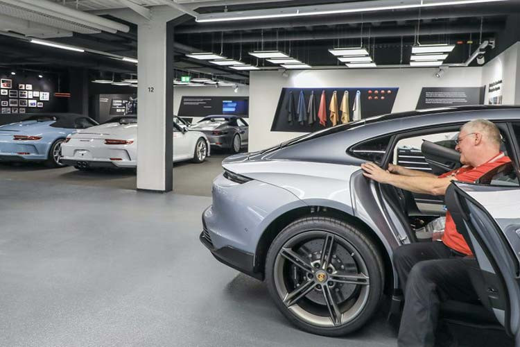 Do mức giá đắt đỏ nên quá trình này thường phổ biến hơn trên các dòng xe cao cấp, thuộc phân khúc xe hơi đắt tiền. Và một trong những đơn vị đi đầu trong lĩnh vực này đó chính là bộ phận Exclusive Manufaktur của hãng xe thể thao Porsche của Đức.