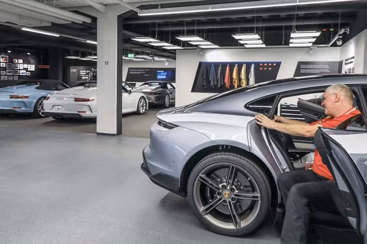 Do mức giá đắt đỏ nên quá trình này thường phổ biến hơn trên các dòng xe cao cấp, thuộc phân khúc xe hơi đắt tiền. Và một trong những đơn vị đi đầu trong lĩnh vực này đó chính là bộ phận Exclusive Manufaktur của hãng xe thể thao Porsche của Đức.