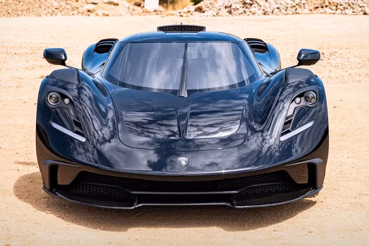 Trên phương diện hình thức, siêu xe C8 Corvette độ này trông rất ngầu với thiết kế gầm thấp sát đất, bộ la-zăng lớn, tấm chắn bùn vồng cao, và nóc xe dốc. Trong khi đó, đuôi xe trông có phần giống Bugatti Chiron. Chung quy, Ares S Project mang diện mạo khác hẳn C8 Corvette, và đó là một quyết định thiết kế rất táo bạo. Mặc dù chưa hé lộ một bức ảnh nào về nội thất, song chúng ta có thể kỳ vọng là nội thất xe cũng mang thiết kế độc đáo như bên ngoài.