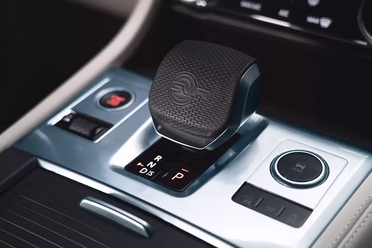 Ở phía sau, F-Pace SVR 2021 vẫn trang bị đèn pha kiểu mới dạng mảnh, bắt mắt hơn khơi gợi đến mẫu xe Range Rover Velar. Tuy nhiên, ốp cản sau đã thay đổi kéo theo chụp ống xả sau xe cũng khác biệt và thể thao hơn.