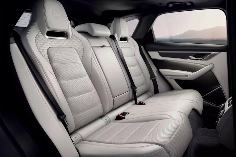 Bước vào bên trong cabin, khách hàng vẫn sẽ choáng ngợp bởi không gian nội thất hiện đại và sang trọng bậc nhất trong phân khúc. 