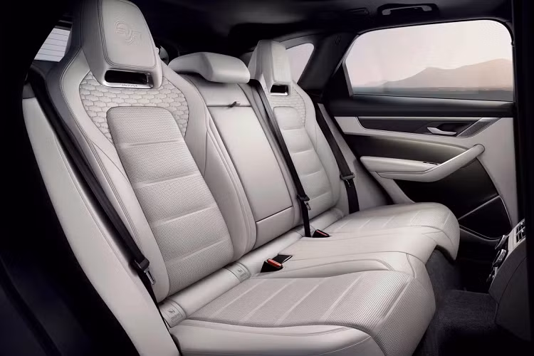 Bước vào bên trong cabin, khách hàng vẫn sẽ choáng ngợp bởi không gian nội thất hiện đại và sang trọng bậc nhất trong phân khúc. 