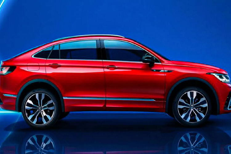 Tuy nhiên, Volkswagen Tiguan X 2021 mới chỉ được cung cấp cho thị trường Trung Quốc. Mặc dù thiết kế mái sau đổ dốc khiến chiếc xe trông có vẻ nhỏ hơn, Tiguan X thực tế được phát triển dựa trên Tiguan Allspace thay vì phiên bản trục cơ sở thông thường. Nghĩa là, chiều dài xe vẫn duy trì ở mức 4.770 mm. Tuy nhiên, với phần mái phía sau thấp khiến mẫu xe có thể sẽ không trang bị hàng ghế thứ ba như Tiguan Allspace.