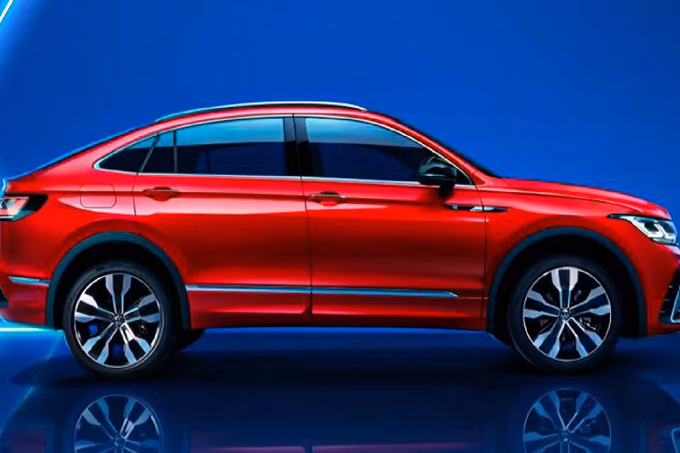 Tuy nhiên, Volkswagen Tiguan X 2021 mới chỉ được cung cấp cho thị trường Trung Quốc. Mặc dù thiết kế mái sau đổ dốc khiến chiếc xe trông có vẻ nhỏ hơn, Tiguan X thực tế được phát triển dựa trên Tiguan Allspace thay vì phiên bản trục cơ sở thông thường. Nghĩa là, chiều dài xe vẫn duy trì ở mức 4.770 mm. Tuy nhiên, với phần mái phía sau thấp khiến mẫu xe có thể sẽ không trang bị hàng ghế thứ ba như Tiguan Allspace.