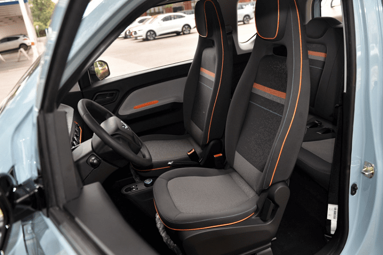 Wuling Hongguang MINI EV có trang bị duy nhất một mô tơ điện sản sinh 27 mã lực và 85 Nm mô-men xoắn cực đại, thấp hơn so với những gì nhà sản xuất từng công bố trước đó. Kể cả vậy, tốc độ tối đa vẫn được khẳng định là 120 km/h, tương đối nhanh.