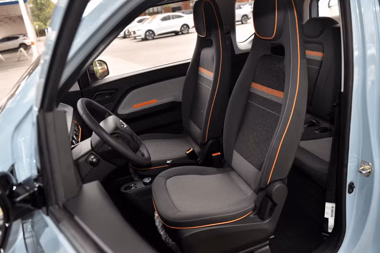 Wuling Hongguang MINI EV có trang bị duy nhất một mô tơ điện sản sinh 27 mã lực và 85 Nm mô-men xoắn cực đại, thấp hơn so với những gì nhà sản xuất từng công bố trước đó. Kể cả vậy, tốc độ tối đa vẫn được khẳng định là 120 km/h, tương đối nhanh.