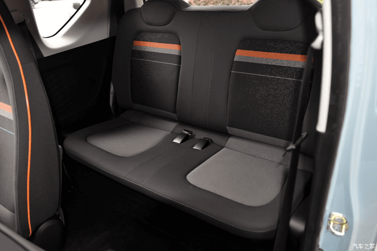 Trên phương diện kích thước và trọng lượng, Hongguang MINI EV là một chiếc xe bé nhỏ phù hợp sử dụng trong đô thị đông đúc với chiều dài 2.917 mm, rộng 1.493 mm, cao 1.621 mm và trục cơ sở dài 1.940 mm. Trọng lượng không tải của xe là 705 kg với cụm pin 13,8 kWh hoặc 665 kg với cụm pin 9,2 kWh.