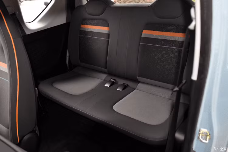 Trên phương diện kích thước và trọng lượng, Hongguang MINI EV là một chiếc xe bé nhỏ phù hợp sử dụng trong đô thị đông đúc với chiều dài 2.917 mm, rộng 1.493 mm, cao 1.621 mm và trục cơ sở dài 1.940 mm. Trọng lượng không tải của xe là 705 kg với cụm pin 13,8 kWh hoặc 665 kg với cụm pin 9,2 kWh.