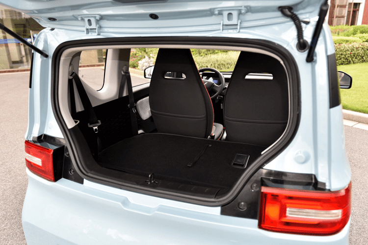 Cuối cùng và cũng là yếu tố quan trọng nhất, giá xe Wuling Hongguang MINI EV rất rẻ tiền. Khởi điểm của nó là từ 29.800 nhân dân tệ (tương đương 98,5 triệu đồng) và cao nhất là 38.800 nhân dân tệ (tương đương 128 triệu đồng). Điều này khiến nó trở thành mẫu xe điện 4 chỗ hợp pháp đi đường phố rẻ nhất trên thị trường Trung Quốc.