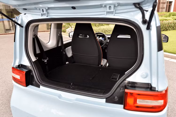 Cuối cùng và cũng là yếu tố quan trọng nhất, giá xe Wuling Hongguang MINI EV rất rẻ tiền. Khởi điểm của nó là từ 29.800 nhân dân tệ (tương đương 98,5 triệu đồng) và cao nhất là 38.800 nhân dân tệ (tương đương 128 triệu đồng). Điều này khiến nó trở thành mẫu xe điện 4 chỗ hợp pháp đi đường phố rẻ nhất trên thị trường Trung Quốc.