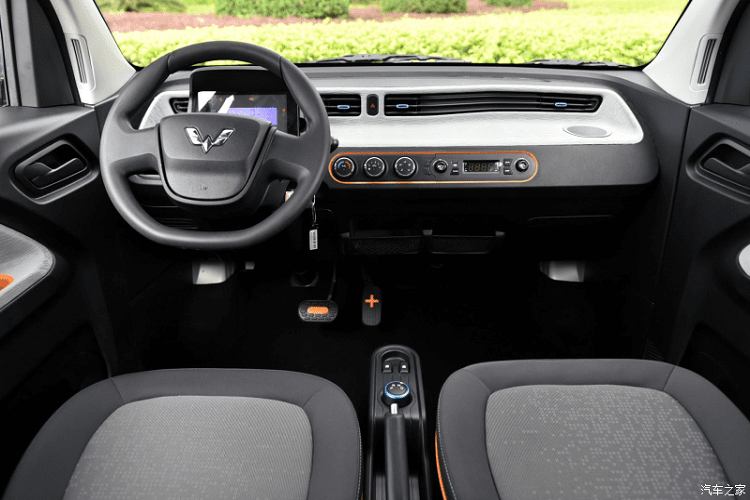 Không chỉ tạo ấn tượng ở cả thiết kế trong lẫn ngoài, cự li di chuyển của chiếc xe điện bé nhỏ này cũng là một ưu điểm tích cực. Nhà sản xuất có đưa ra hai cụm pin: 13,8 kWh hoặc 9,2 kWh. Trong đó, loại đầu tiên có thể đi được 170 km theo chu trình NEDC, và loại thứ hai thì đi được 120 km NEDC. Thời gian sạc bằng nguồn điện 220 V là 9 tiếng cho cụm pin 13,8 kWh và 6,5 tiếng cho cụm pin 9,2 kWh. Đáng tiếc, chiếc xe không hề có tính năng sạc nhanh.