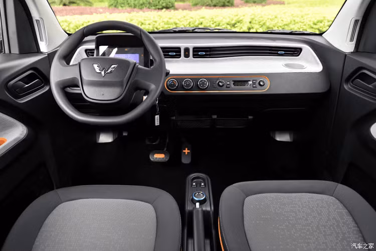 Không chỉ tạo ấn tượng ở cả thiết kế trong lẫn ngoài, cự li di chuyển của chiếc xe điện bé nhỏ này cũng là một ưu điểm tích cực. Nhà sản xuất có đưa ra hai cụm pin: 13,8 kWh hoặc 9,2 kWh. Trong đó, loại đầu tiên có thể đi được 170 km theo chu trình NEDC, và loại thứ hai thì đi được 120 km NEDC. Thời gian sạc bằng nguồn điện 220 V là 9 tiếng cho cụm pin 13,8 kWh và 6,5 tiếng cho cụm pin 9,2 kWh. Đáng tiếc, chiếc xe không hề có tính năng sạc nhanh.