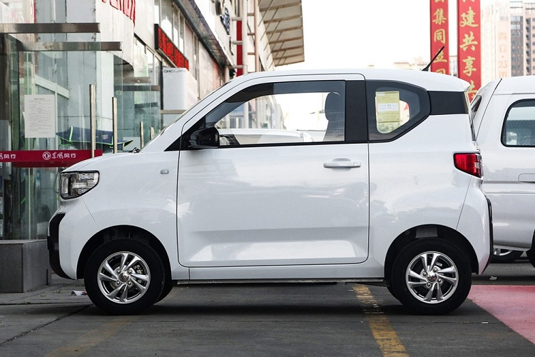 Nhà sản xuất có đưa ra 3 phiên bản khác nhau gồm: Easy, Free và Delight. Trong đó, phiên bản Delight có thiết kế tấm cản va trước và sau khác biệt, tuy nhiên nội thất vẫn được giữ nguyên. Cụ thể hơn, bên trong Hongguang MINI EV 2020 mới có các chi tiết màu sắc sáng sủa, một bảng đồng hồ kỹ thuật số nhỏ bé mà rất rõ ràng, và một ô giữ cốc dành cho người ngồi bên ghế lái phụ.