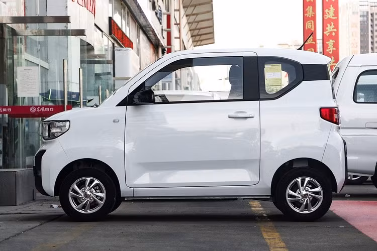 Nhà sản xuất có đưa ra 3 phiên bản khác nhau gồm: Easy, Free và Delight. Trong đó, phiên bản Delight có thiết kế tấm cản va trước và sau khác biệt, tuy nhiên nội thất vẫn được giữ nguyên. Cụ thể hơn, bên trong Hongguang MINI EV 2020 mới có các chi tiết màu sắc sáng sủa, một bảng đồng hồ kỹ thuật số nhỏ bé mà rất rõ ràng, và một ô giữ cốc dành cho người ngồi bên ghế lái phụ.