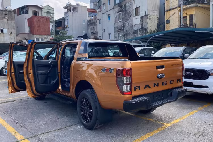 Dòng bán tải Ford Ranger 2021 sẽ tiếp tục duy trì các phiên bản như trước. Được biết, các phiên bản được đưa về bao gồm: Ranger Wildtrak 2.0L AT 4x4 và 4x2, Ranger XLS 4x2 AT và MT. Có thể Ford Ranger Wildtrak 2021 tại Việt Nam sẽ “cắt” trang bị nắp thùng trượt điện (Power Roller Shutter) vốn là trang bị Tiêu Chuẩn ở thị trường Thái Lan.