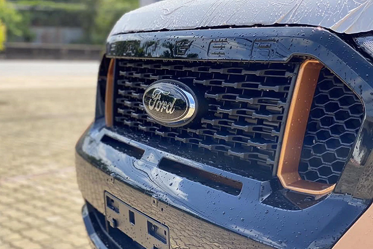 Không có thay đổi về động cơ, Ford Ranger Wildtrak 2021 bản cao cấp vẫn sử dụng động cơ Dầu 4cyl, dung tích 2.0L tăng áp kép (biturbo) cho công suất tối đa 210 mã lực và mô-men xoắn cực đại 500Nm. Sức mạnh được truyền xuống 1 và 2 cầu (4WD) thông qua hộp số tự động 10 cấp. Trong khi phiên bản XLS sử dụng máy dầu 2.2L kết hợp với hộp số tự động hoặc sàn 6 cấp.