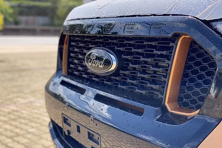 Không có thay đổi về động cơ, Ford Ranger Wildtrak 2021 bản cao cấp vẫn sử dụng động cơ Dầu 4cyl, dung tích 2.0L tăng áp kép (biturbo) cho công suất tối đa 210 mã lực và mô-men xoắn cực đại 500Nm. Sức mạnh được truyền xuống 1 và 2 cầu (4WD) thông qua hộp số tự động 10 cấp. Trong khi phiên bản XLS sử dụng máy dầu 2.2L kết hợp với hộp số tự động hoặc sàn 6 cấp.