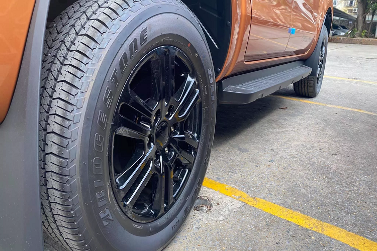 Nội thất Ford Ranger Wildtrak 2021 gần như không có gì thay đổi so phiên bản cũ. Trong khi ghế ngồi được trang trí với các chi tiết màu cam được đổi mới. Xe vẫn đi kèm với các trang bị an toàn hiện đại trong phân khúc như: Cảnh báo chệch làn đường, kiểm soát hành trình thích ứng Adaptive Cruise Control (ACC), cảnh báo va chạm phía trước...