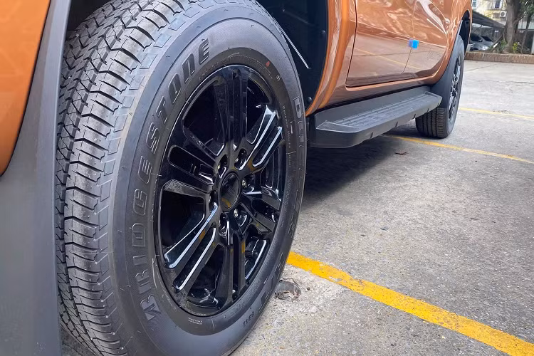 Nội thất Ford Ranger Wildtrak 2021 gần như không có gì thay đổi so phiên bản cũ. Trong khi ghế ngồi được trang trí với các chi tiết màu cam được đổi mới. Xe vẫn đi kèm với các trang bị an toàn hiện đại trong phân khúc như: Cảnh báo chệch làn đường, kiểm soát hành trình thích ứng Adaptive Cruise Control (ACC), cảnh báo va chạm phía trước...