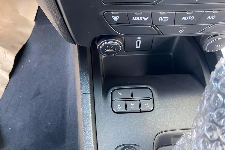 Hiện tại, giá xe Ford Ranger Wildtrak 2021 vẫn chưa được tiết lộ, khả năng cao là mức giá sẽ không thay đổi hoặc chỉ tăng nhẹ so với bản cũ.