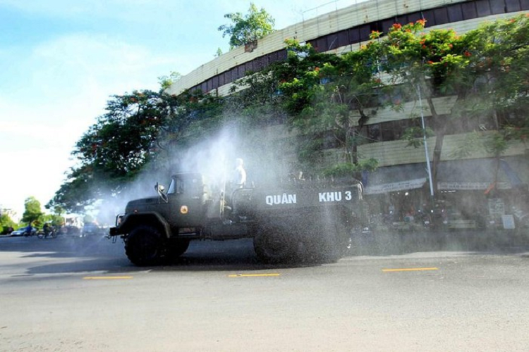 Lực lượng phòng hóa học, Bộ Tư lệnh Quân khu 3, phun hóa chất diện rộng trên các tuyến đường tại địa bàn thành phố Hải Phòng. (Ảnh: An Đăng/TTXVN)