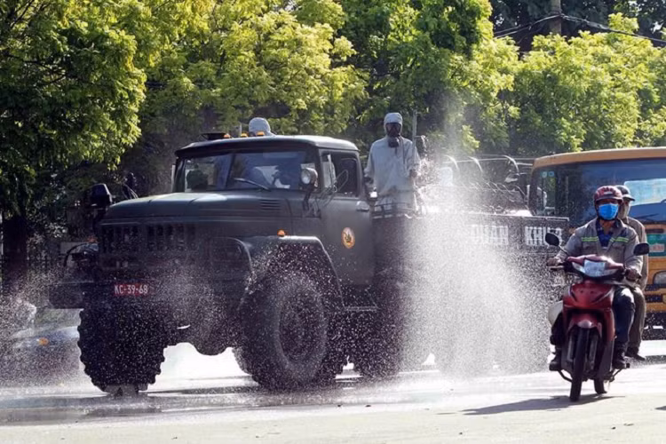 Lực lượng phòng hóa học, Bộ Tư lệnh Quân khu 3, phun hóa chất diện rộng trên các tuyến đường tại địa bàn thành phố Hải Phòng. (Ảnh: An Đăng/TTXVN)