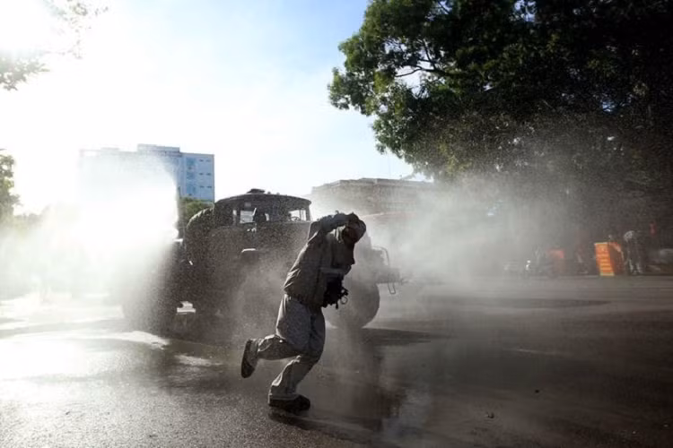 Lực lượng phòng hóa học, Bộ Tư lệnh Quân khu 3, phun hóa chất diện rộng trên các tuyến đường tại địa bàn thành phố Hải Phòng. (Ảnh: An Đăng/TTXVN)