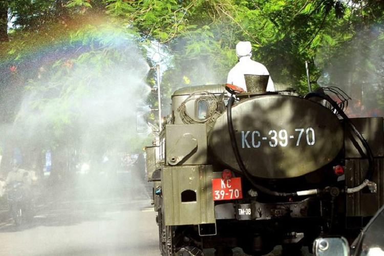 Lực lượng phòng hóa học, Bộ Tư lệnh Quân khu 3, phun hóa chất diện rộng trên các tuyến đường tại địa bàn thành phố Hải Phòng. (Ảnh: An Đăng/TTXVN)