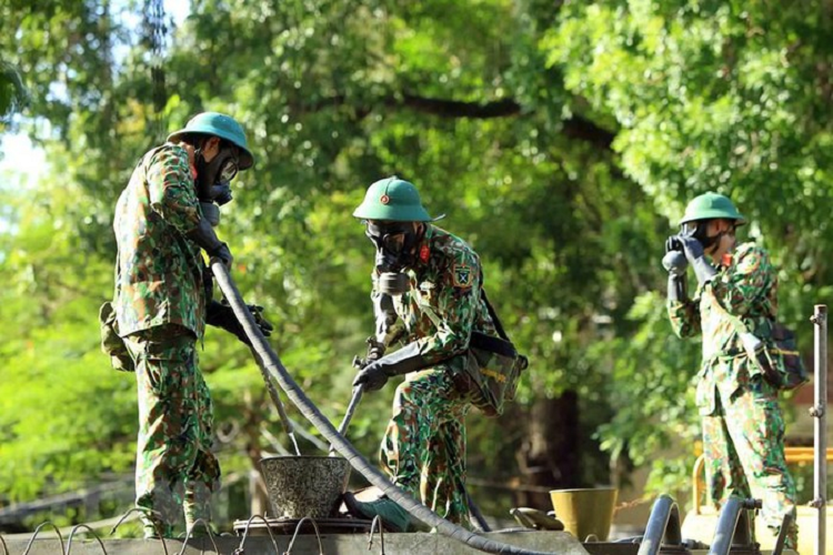 Lực lượng phòng hóa học, Bộ Tư lệnh Quân khu 3, chuẩn bị cho công tác phun hóa chất khử trùng tiêu độc. (Ảnh: An Đăng/TTXVN)